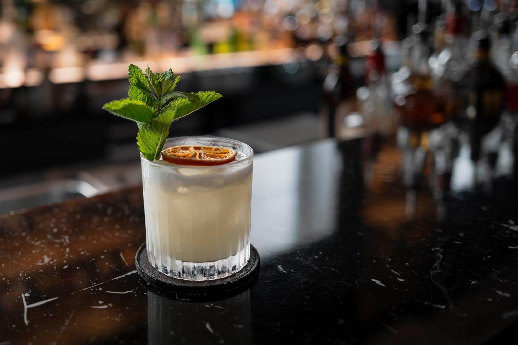 The Wellem, In The Unbound Collection By Hyatt Hotel Düsseldorf Exterior foto A Clover Club cocktail
